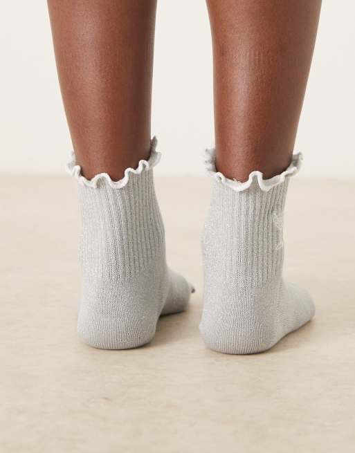 ASOS DESIGN - Geborduurde martini glittersokken in zilver en grijs met ruches, 3 van 3