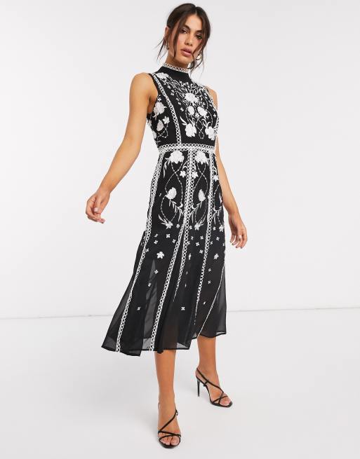 ASOS DESIGN - Geborduurde midi-jurk met plooitjes en cirkelvormige afwerking
