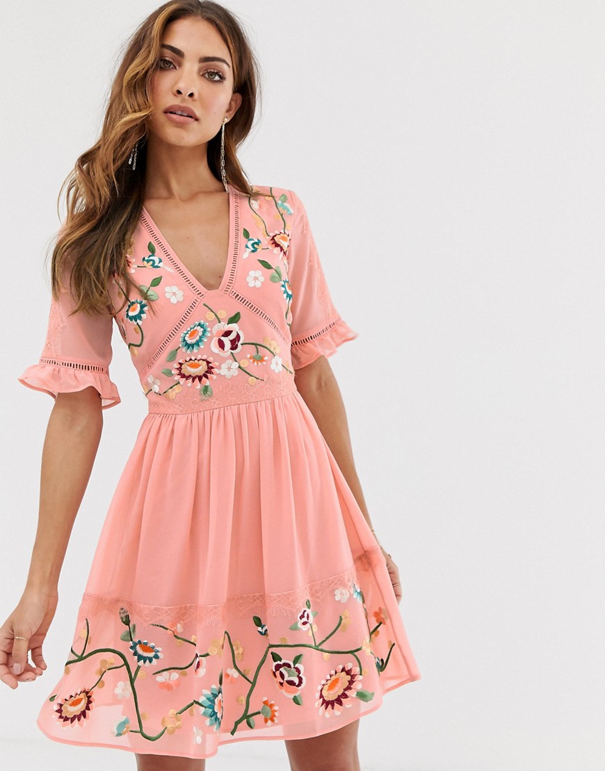 ASOS DESIGN - Geborduurde mini-jurk met kanten bies in roze