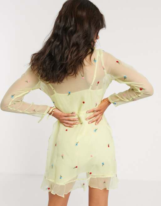 ASOS DESIGN - Geborduurde mini-jurk van organza met overslag in geel, 2 van 4