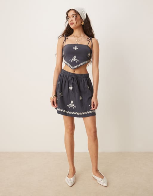 ASOS DESIGN - Geborduurde minirok met kreuken in marineblauw met wassing