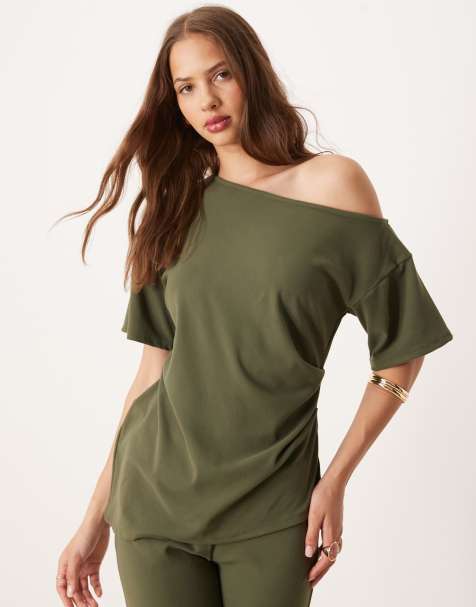 ASOS DESIGN - Geborsteld, fijn geribbeld T-shirt met blote schouder in kaki, deel van co-ord set - view 1