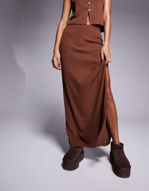 ASOS DESIGN Geborstelde geribbelde maxi kokerrok met zijsplit in bruin ASOS