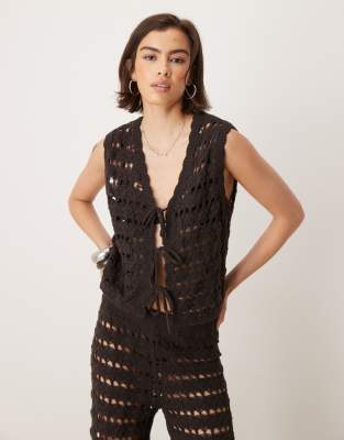 ASOS DESIGN - Gebreid gehaakt gilet met open steek en gestrikte voorkant in chocoladebruin - view 1