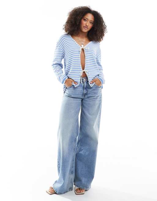 ASOS DESIGN - Gebreid oversized gestreept vest met V-hals en gestrikte voorkant in blauw, 2 van 4