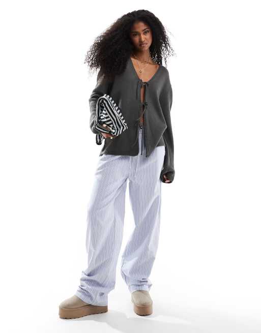 ASOS DESIGN - Gebreid oversized vest met V-hals en gestrikte voorkant in olijfgroen, 2 van 4
