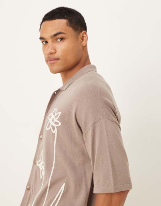 ASOS DESIGN - Gebreid poloshirt met knopen en bloemenprint in bruin, 4 van 5