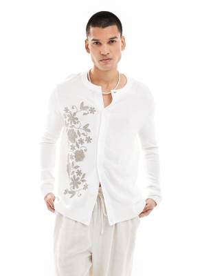 ASOS DESIGN - Gebreid vest met ronde hals in ecru met geborduurde bloemen in bruin - view 1