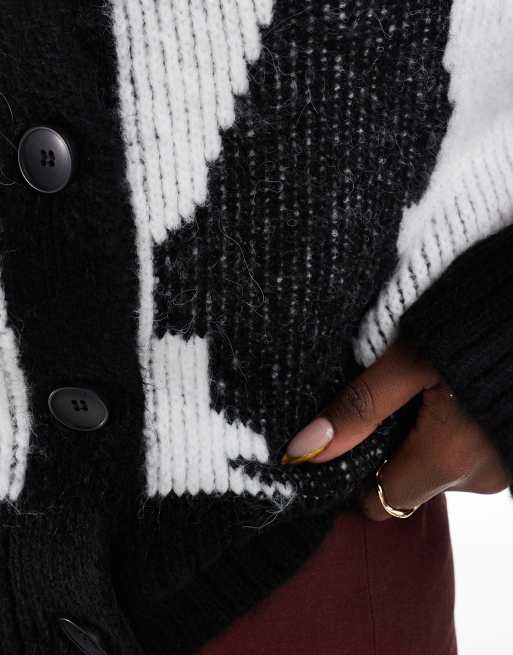 ASOS DESIGN - Gebreid vest met ronde hals in koeienprint, 4 van 4
