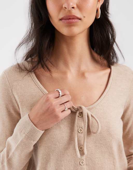 ASOS DESIGN gebreid vest met striksluiting bij de hals in beige, 3 van 4