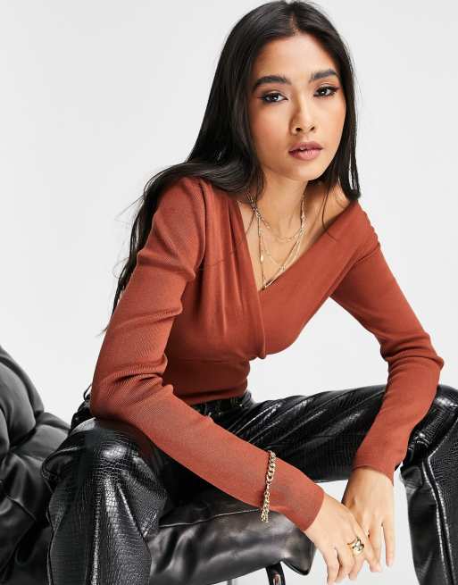 ASOS DESIGN - Gebreide body met afzakkende schouders in bruin