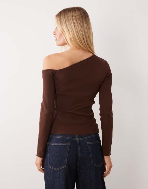 ASOS DESIGN gebreide compacte top met blote schouders, asymmetrische drape in chocoladebruin, 4 van 4