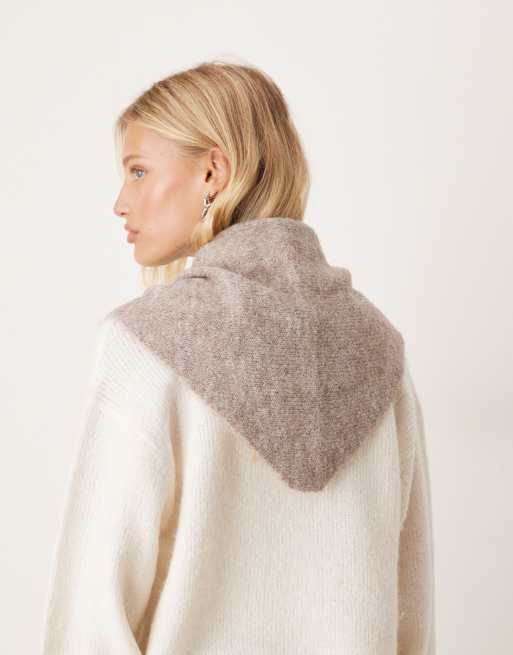 ASOS DESIGN - Gebreide driehoekige sjaal in lichtbeige, 2 van 3