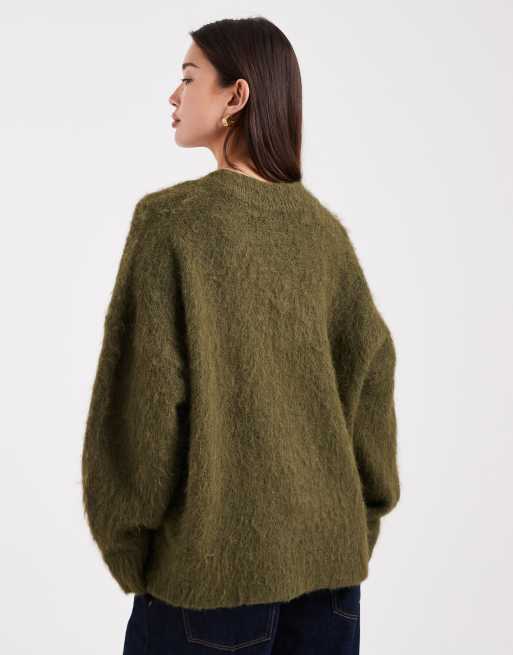 ASOS DESIGN - Gebreide geborstelde oversized trui met V-hals in olijfgroen, 4 van 4