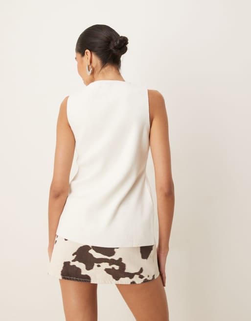 ASOS DESIGN - Gebreide gilet met structuur, asymmetrische knopen aan de voorkant en split in crème, 3 van 4