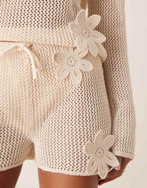 ASOS DESIGN - Gebreide short met 3D bloemen in ecru, deel van co-ord set, 3 van 5