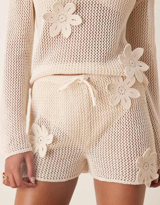 ASOS DESIGN - Gebreide short met 3D bloemen in ecru, deel van co-ord set, 5 van 5