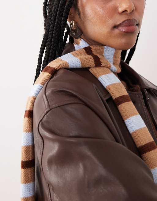 ASOS DESIGN - Gebreide smalle gestreepte sjaal in chocoladebruin en lichtblauw, 2 van 3