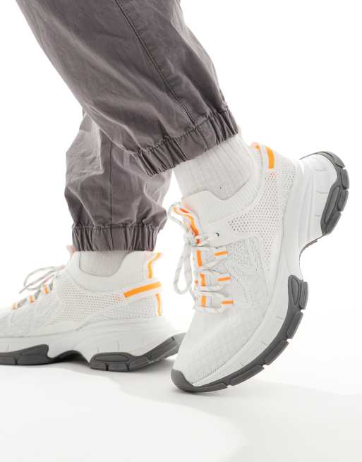 ASOS DESIGN - Gebreide sneakers in wit en oranje