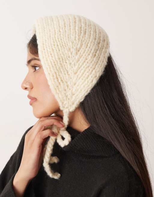 ASOS DESIGN - Gebreide triangel bonnet met strikdetail in crème, 3 van 3