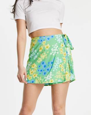 ASOS DESIGN - Gebundener Wickel-Skort in Grün mit Wiesenblumenmuster