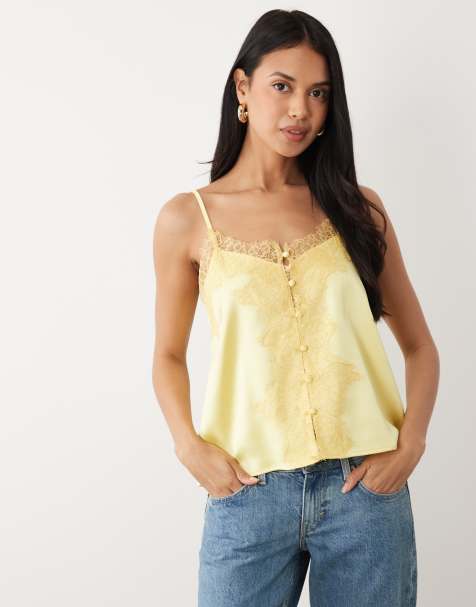 ASOS DESIGN – Gebundenes Camisole-Oberteil aus Satin in Buttergelb mit Spitzenborte - view 1
