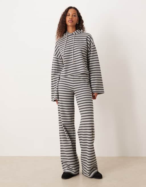 ASOS DESIGN – Gebürstete Kapuzenpullover in Grau mit Streifen, Kombiteil, 2 von 4