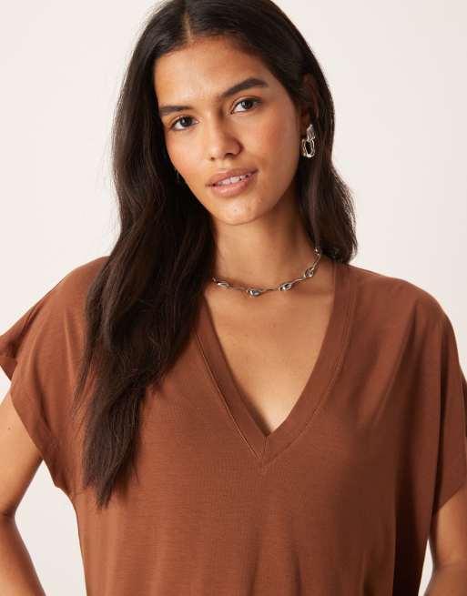 ASOS DESIGN - Gedrapeerd T-shirt van breatheMAX™ lyocell met V-hals in chocoladebruin, 2 van 4