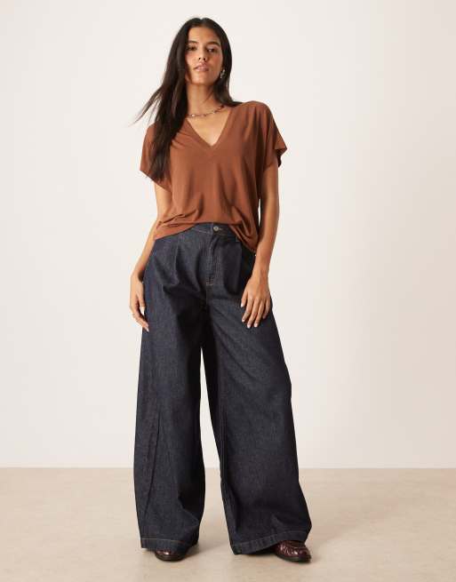 ASOS DESIGN - Gedrapeerd T-shirt van breatheMAX™ lyocell met V-hals in chocoladebruin, 3 van 4