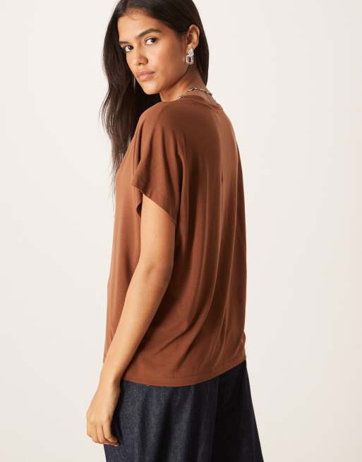 ASOS DESIGN - Gedrapeerd T-shirt van breatheMAX™ lyocell met V-hals in chocoladebruin, 4 van 4