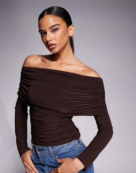 ASOS DESIGN - Gedrapeerde bardot-top van gladde stof met lange mouwen in chocoladebruin - view 1