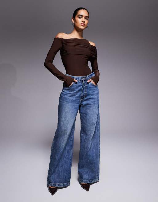ASOS DESIGN - Gedrapeerde body van gladde stof met blote schouders in chocoladebruin, 2 van 4
