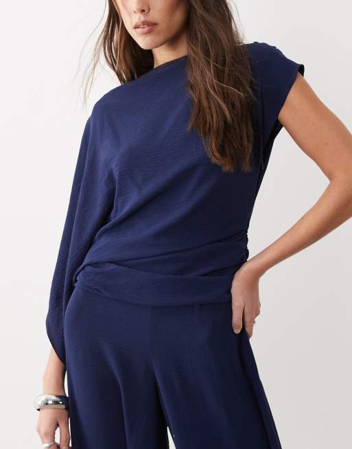 ASOS DESIGN - Gedrapeerde jumpsuit met afhangende schouder in marineblauw, 3 van 4