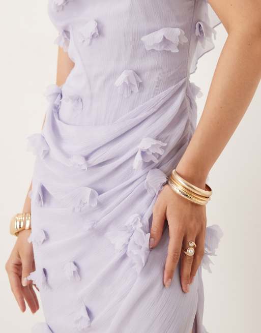 ASOS DESIGN - Gedrapeerde midaxi jurk met 3D bloemen, ruches en open achterkant in lila, 3 van 4