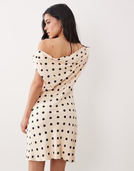 ASOS DESIGN - Gedrapeerde mini jurk van satijn met blote schouder in lichtgeel met stippen, 4 van 4