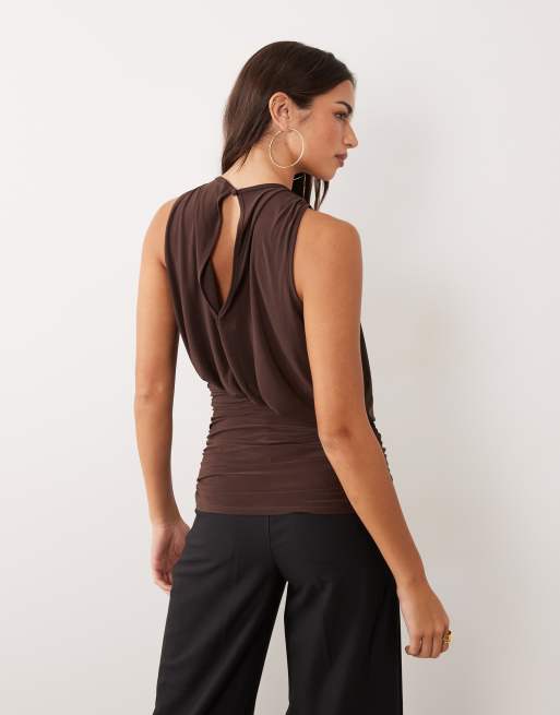 ASOS DESIGN gedrapeerde top met pofmouwen en hoge hals met aangesnoerde taille in chocoladebruin, 4 van 4
