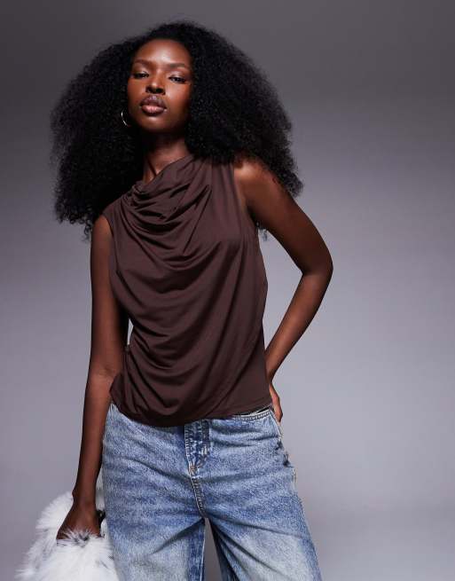 ASOS DESIGN - Gedrapeerde top van gladde stof met halternek in bruin
