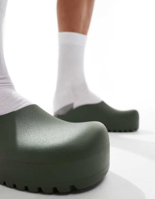 ASOS DESIGN Geformte Clogs in Khaki ASOS