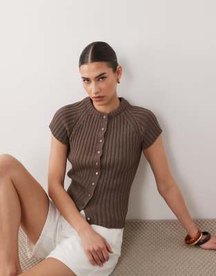 ASOS DESIGN - Geformte Feinstrick-Strickjacke in Braun mit Flügelärmeln-Brown