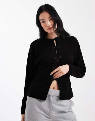 ASOS DESIGN - Geformte Feinstrickjacke in Schwarz mit Knöpfen in Mandarin-Optik