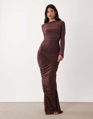 ASOS DESIGN - Geformtes, langärmliges Maxikleid in Schokobraun mit gerafftem Bahnendesign-Brown