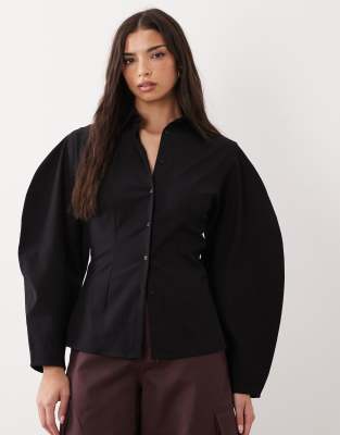 ASOS DESIGN - Geformtes, tailliertes Hemd in Schwarz