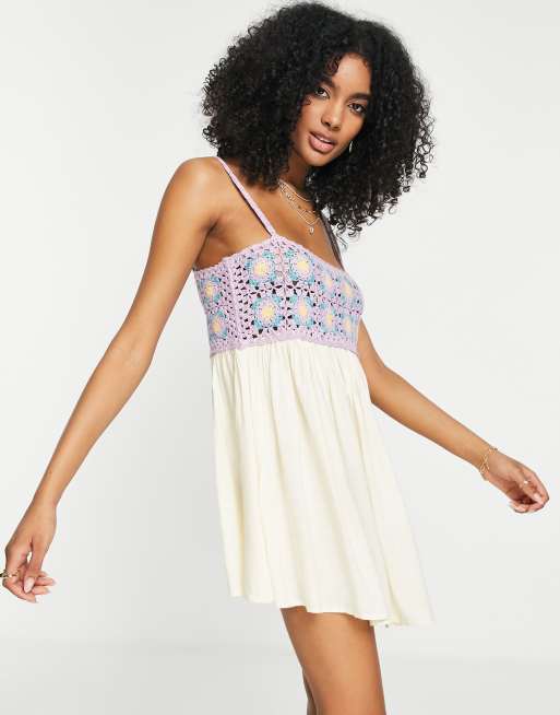 ASOS DESIGN - Gehaakt gebreide mini zonnejurk in babydollstijl in kiezelkleur 