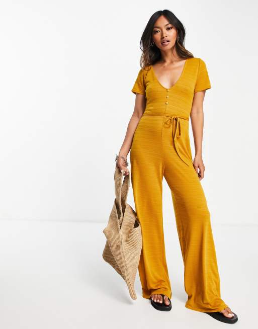 ASOS DESIGN - Gehaakte jumpsuit met wijde pijpen en knopen aan de voorkant in roestbruin