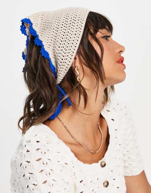 ASOS DESIGN – Gehäkeltes Kopftuch in Stein mit blauem Rand 