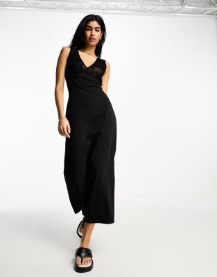 ASOS DESIGN - Gehäkeltes Midi-Strickkleid in Schwarz mit V-Ausschnitt