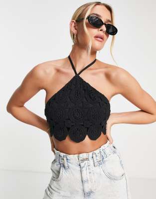 ASOS DESIGN - Gehäkeltes Neckholder-Oberteil mit kurzem Schnitt in Schwarz