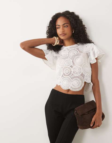 ASOS DESIGN gehäkeltes Oberteil mit Flatterärmeln und hohem Kragen in Elfenbein - view 1