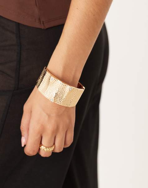 ASOS DESIGN – Gehämmerter Statement-Armreif in Goldoptik - view 1