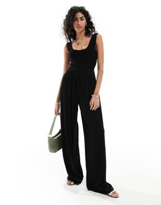 ASOS DESIGN - Gekräuselter Jumpsuit in Schwarz mit gesmoktem Oberteil, Trägern und weitem Bein